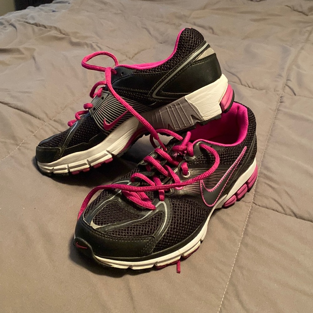 Nike tennis shoes! Womens size 7